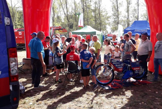 Racer autograph session-03