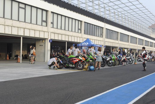 The motorcycles of the students and the Pit area of KING TONY - 02
