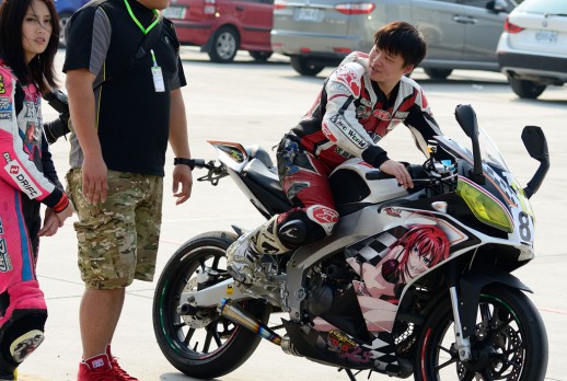 宋致伸车手与VITA在场边教学 - 01