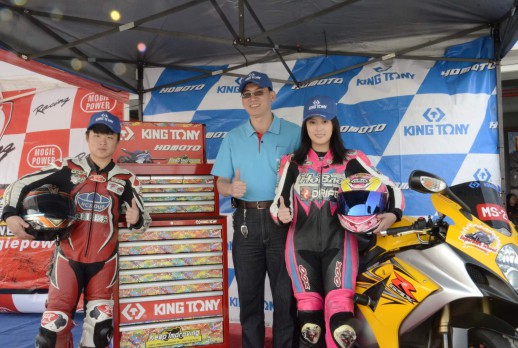 KING TONY副总与车手们合照