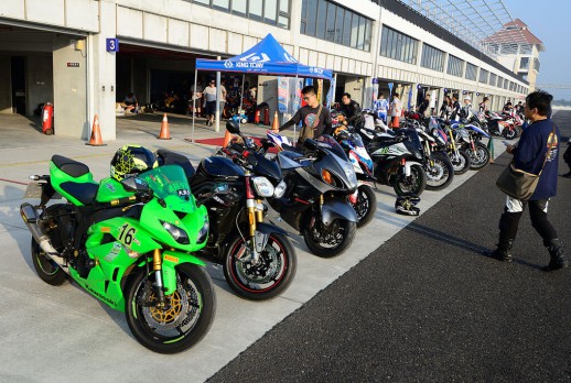 The motorcycles of the students and the Pit area of KING TONY - 01