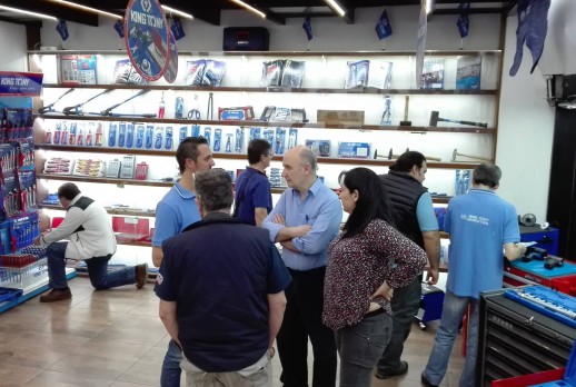 与顾客合照 - 04