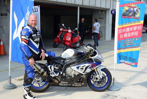 The Coach & Motorcycle - 01