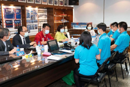 KING TONY discute con funcionarios del gobierno