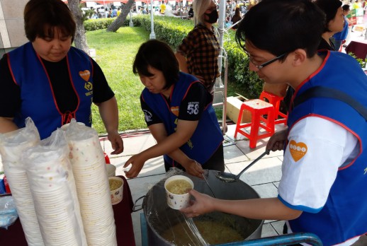 Assistance for Packaging in Charity Sale