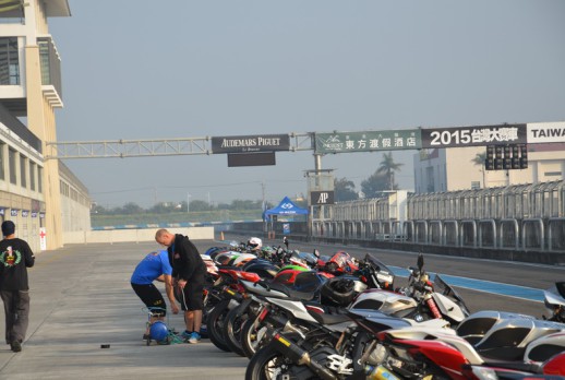 教練們檢查學員摩托車