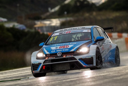 Coche de carreras en la lluvia - 01