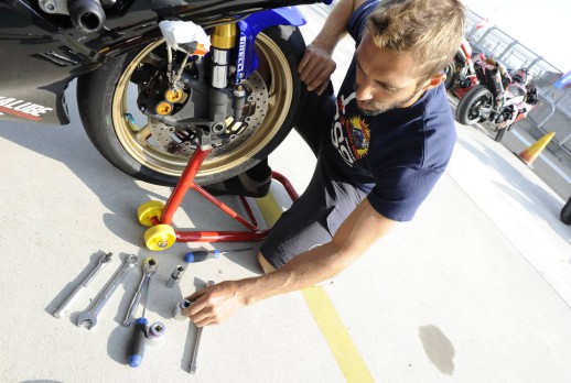 教练使用工具检查重机 - 02