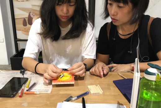 Family painting desktop clock-1