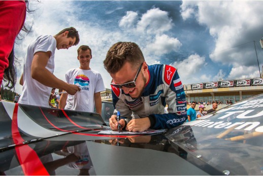賽車手幫粉絲簽名