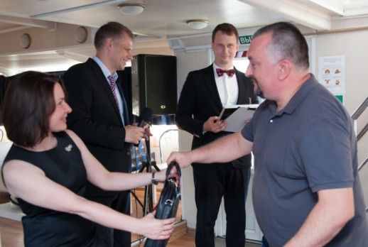 Winner can get diploma and leather bag KING TONY - 03