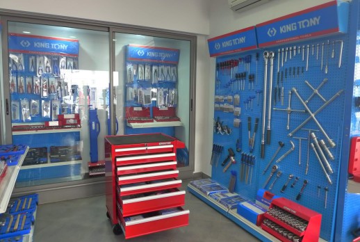 KING TONY with customer - 02