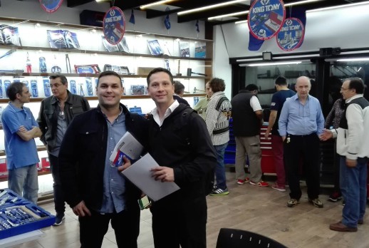 与顾客合照 - 02