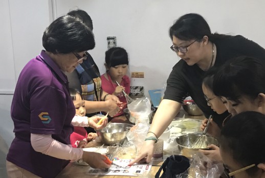 阿嬤也來幫忙囉