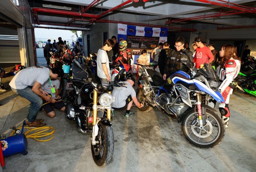 Coaches check the motorcycles of students one by one - 02