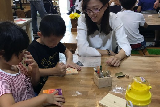 Family painting desktop clock-3