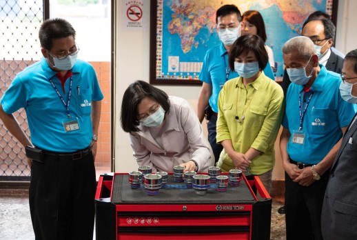 El presidente Tsai explora la diferencia en los enchufes.