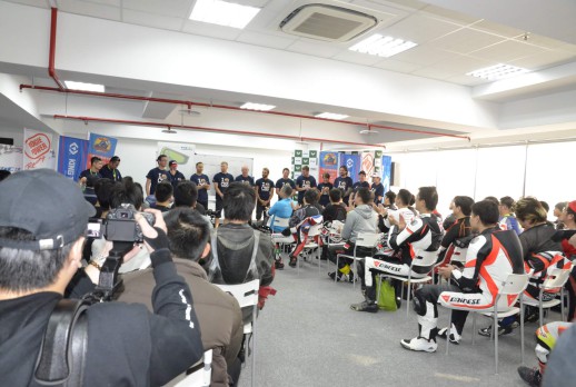 KING TONY副总与车手们合照