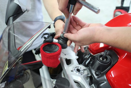 使用KING TONY工具維修摩托車