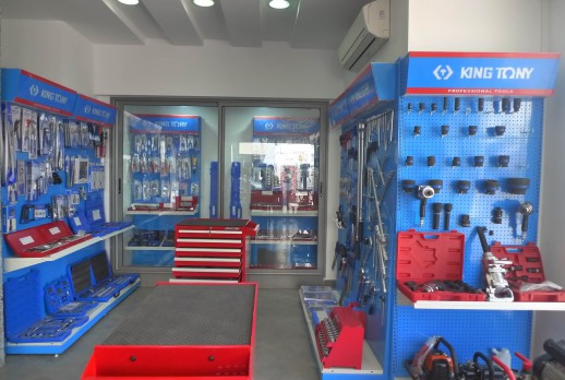 KING TONY with customer - 01