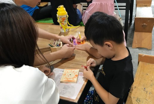 Family painting desktop clock-2