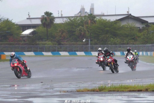 在雨中騎車 - 04