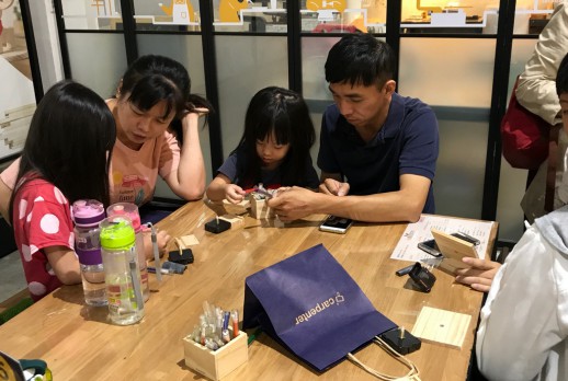 Family painting desktop clock-4