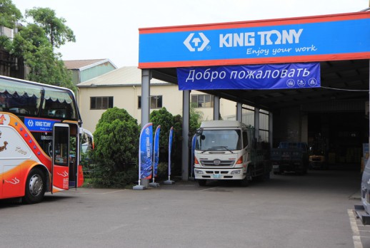 KING TONY Y BIENVENIDA Y AUTOBÚS