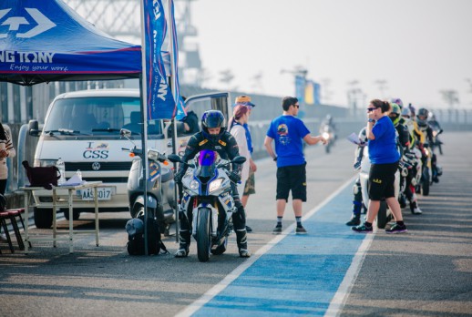 教練等待學員入場