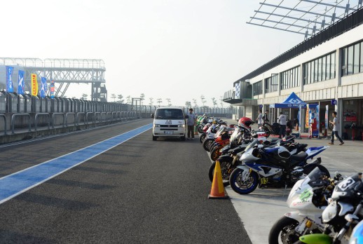 Field service vehicle & the pit area of KING TONY